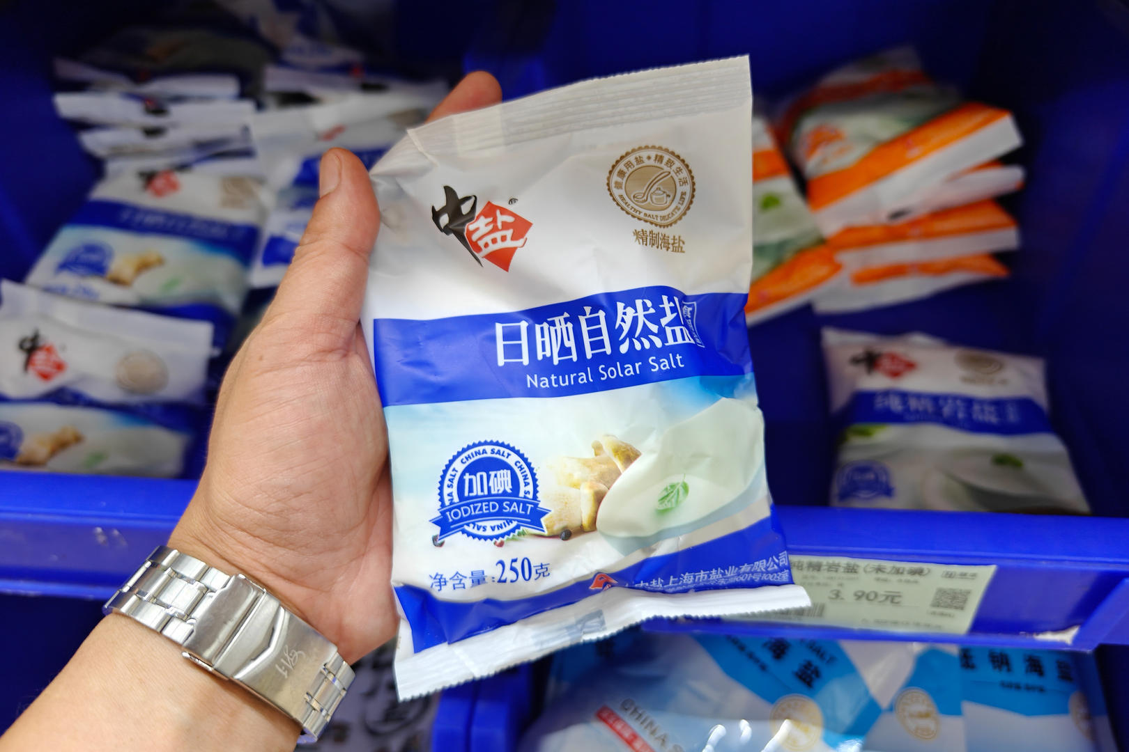 ▲上海一超市内食盐供应充足价格平稳 据视觉中国